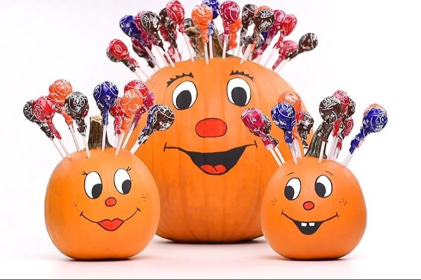 Cute pumpkin lollipop holder DIY project for Halloween decorations